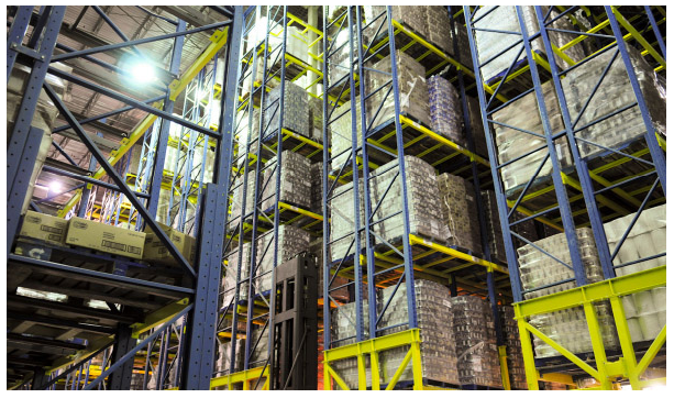 Cold chain operators / a cold chain 3PL operates in a warehouse designed for cold chain logistics.