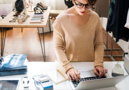 person working on computer to deliver good CX